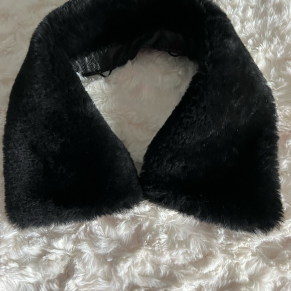 Black leather Hugo boss women’s jacket with fur collar - Picture 5 of 7